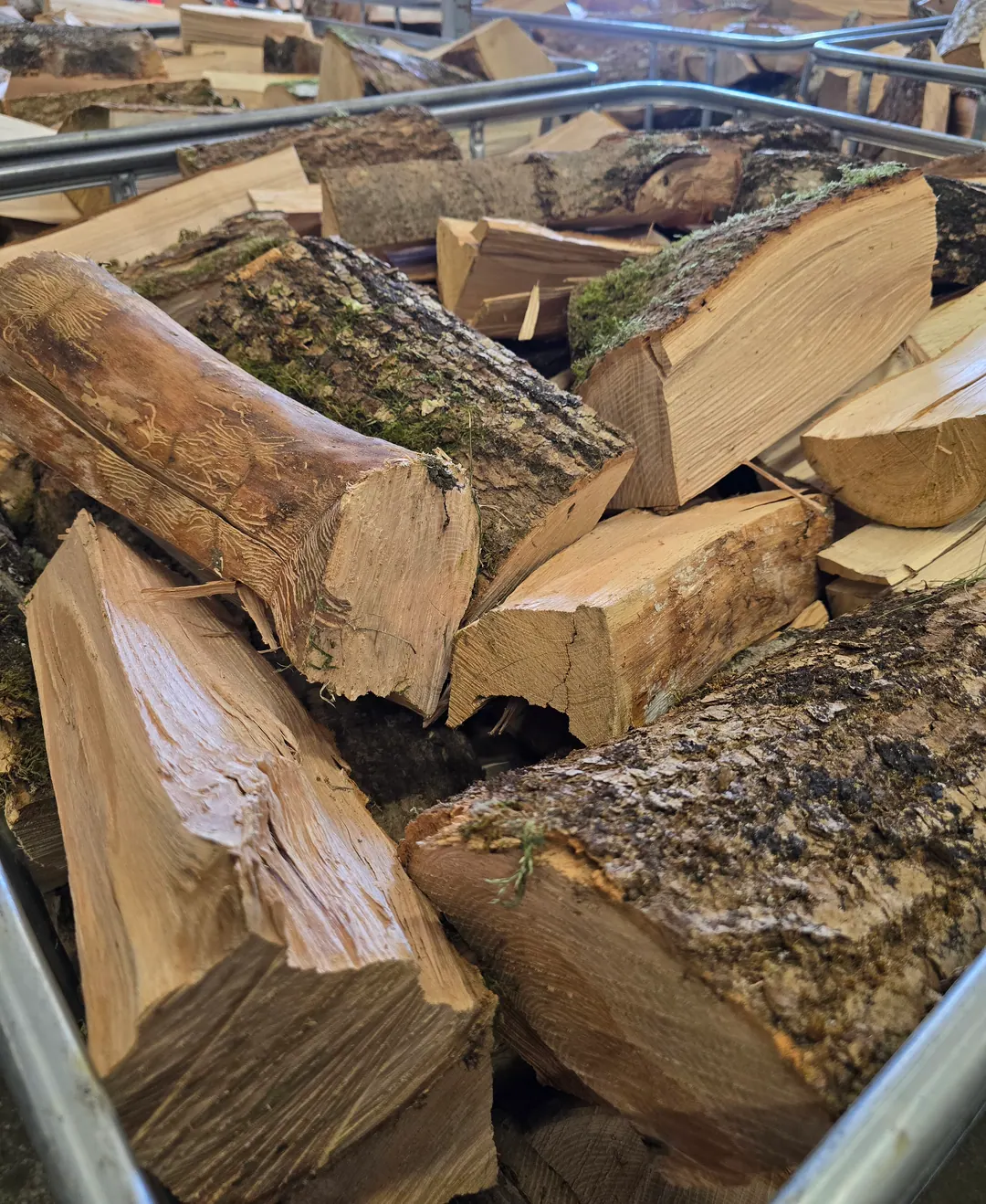 Gekloofde blokken van dichtbij, met schors en lichte kloofvlakken
